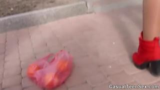 Добрый парнишка помог девушки и получил взамен зачетный минет и продолжительный секс